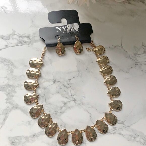 2/$30 Hammered Gold Short Necklace Earring Set - Picture 2 of 2